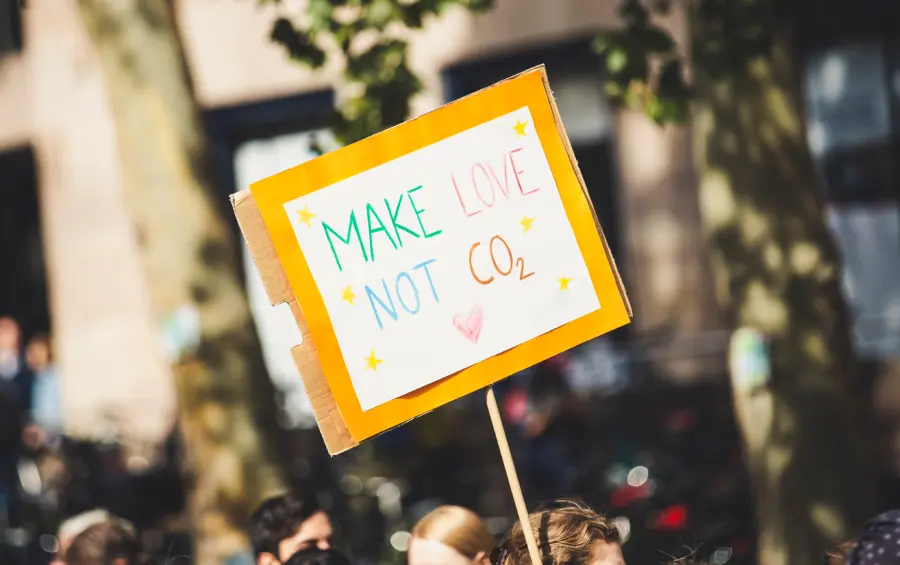 Demoschild mit Aufschrift Make love not CO2